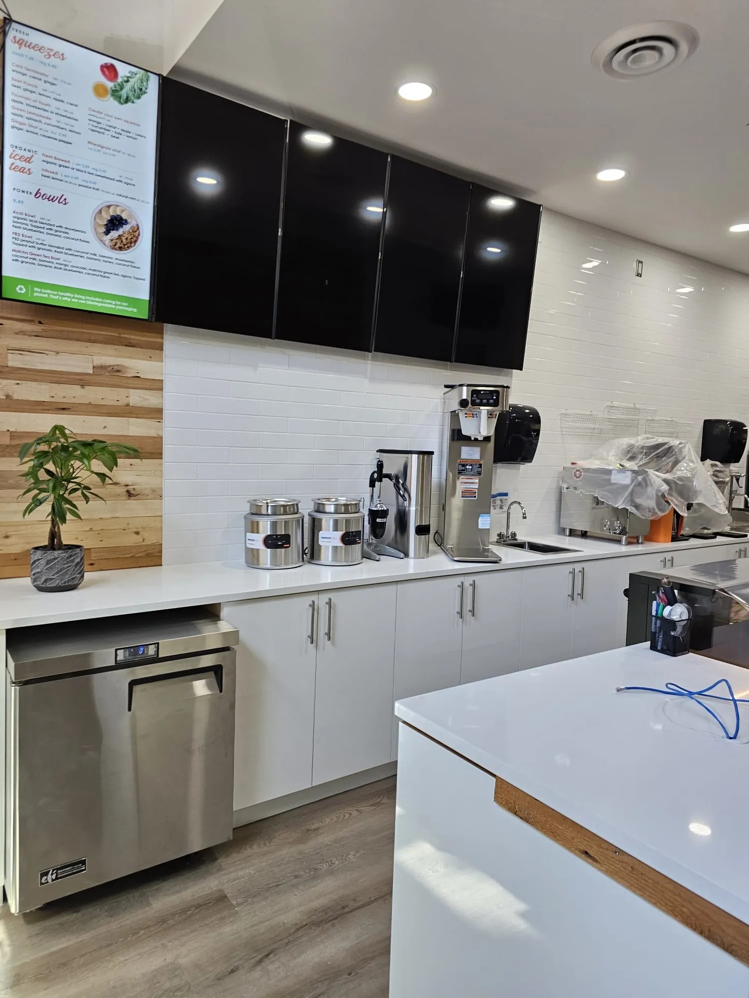 Interior view — FRESH BOWLS & SMOOTHIE CAFÉ
